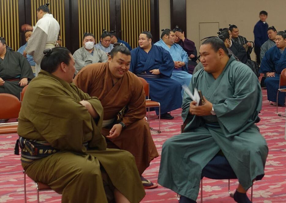 力士会で横綱照ノ富士（左）、幕内霧島（中央）と談笑する豊昇龍