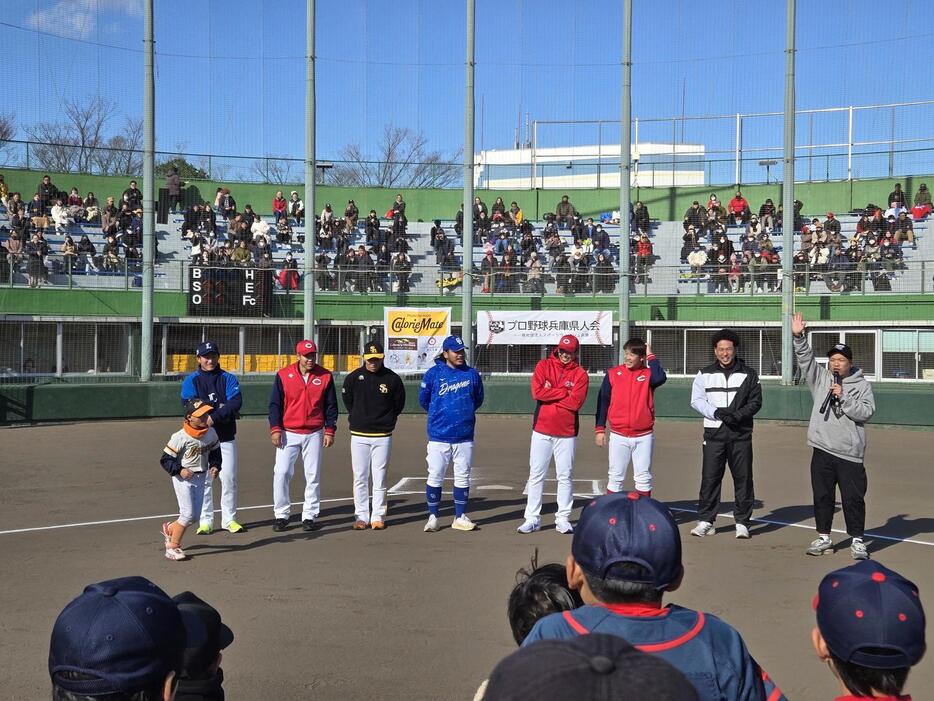 尼崎ベイコム野球場で開催された第1回プロ野球兵庫県人会（撮影・寺尾博和）