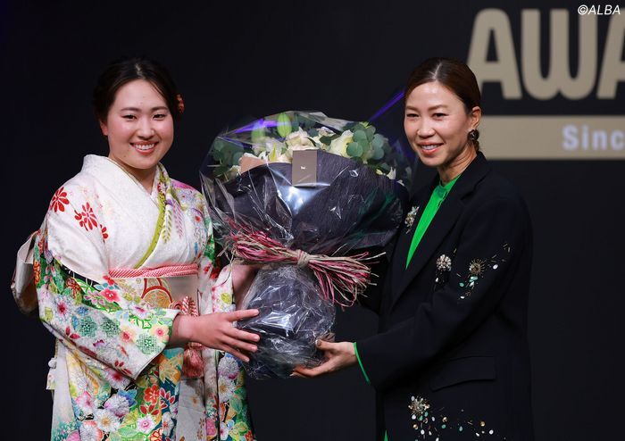 竹田麗央（左）が上田桃子に花束を贈った（代表撮影）