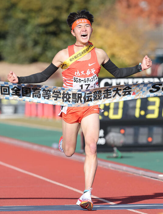 優勝のゴールテープを切る佐久長聖・石川浩輝（カメラ・渡辺 了文）