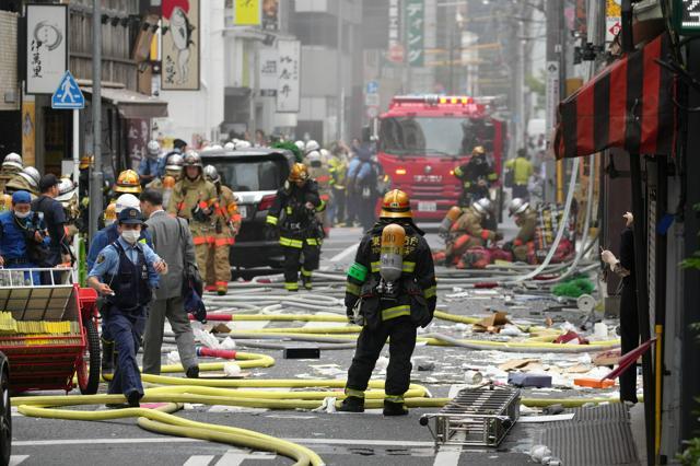 物が散乱した火災現場の周辺＝２０２３年７月３日午後３時５３分、東京都港区、内田光撮影