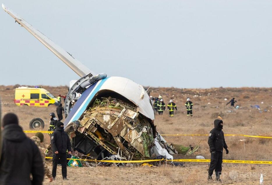 カザフスタン西部のアクタウ市近郊で、アゼルバイジャン航空の旅客機が墜落した現場で作業する当局者（2024年12月25日撮影）。【翻訳編集】 AFPBB News