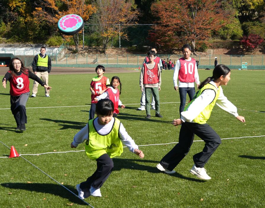 ニュースポーツ「ドッチビー」を楽しむ親子ら（宇治市五ケ庄・市黄檗公園）