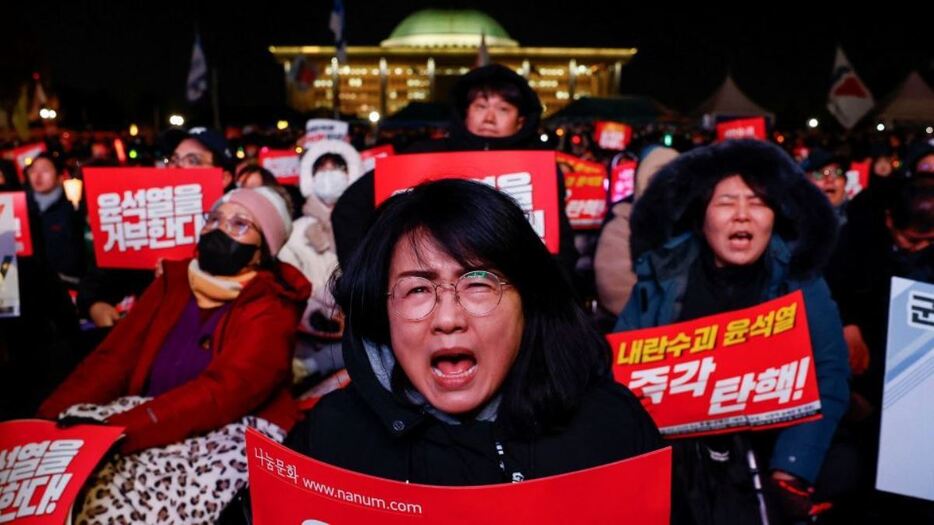 弾劾を求めて国会前で抗議する人たち＝７日、韓国ソウル