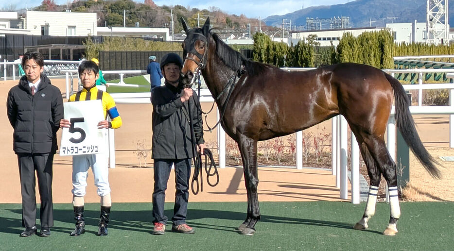 京都６Ｒの新馬戦を勝ったマトラコーニッシュと（左から）池添調教師、北村友一騎手（カメラ・山本　武志）