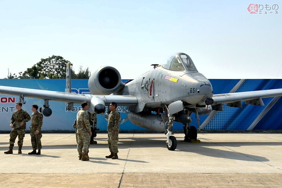 ベトナム・ハノイのザーラム空港で展示されたアメリカ空軍のA-10攻撃機（画像：布留川 司）。