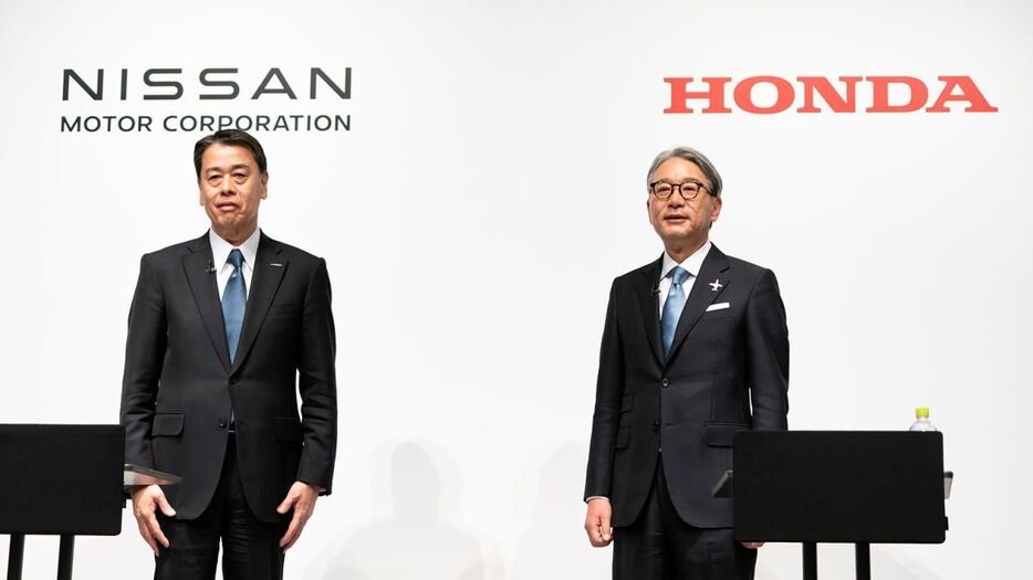 日産自動車の内田誠社長（左）とホンダの三部敏宏社長