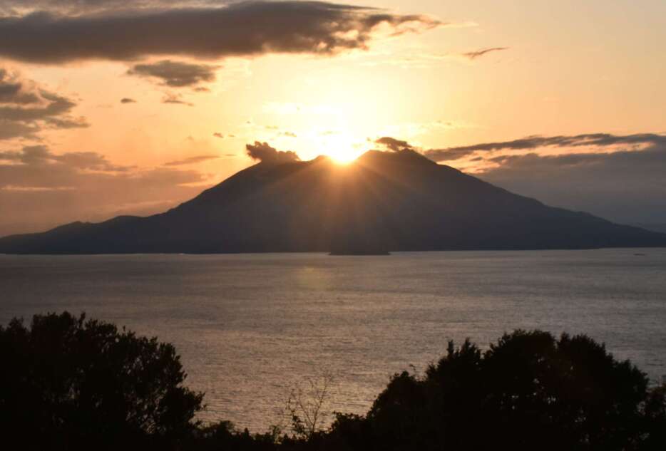 （別カット）まばゆい輝きを放ちながら桜島山頂に沈む夕日＝１８日午後４時５８分、霧島市福山の中茶屋公園