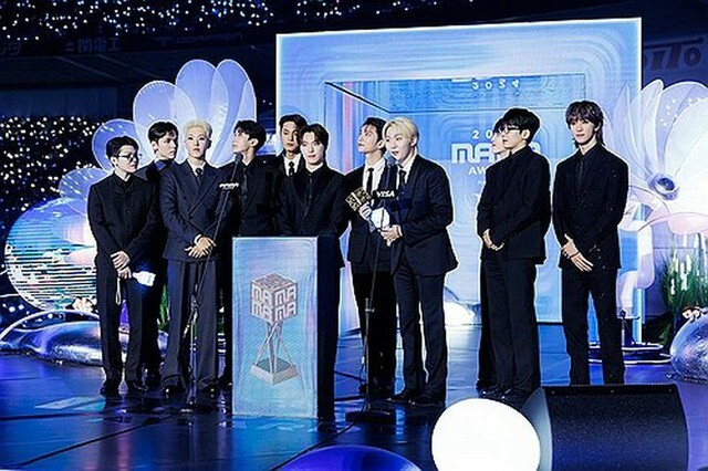 日本の大阪で先月開催された韓国音楽授賞式「2024　MAMA　AWARDS」に出席したSEVENTEEN（CJ　ENM提供）＝（聯合ニュース）≪転載・転用禁止≫