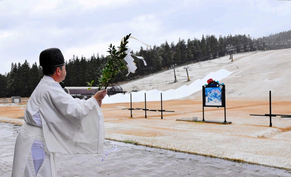 シーズン中の安全を願い、ゲレンデ前で営まれた神事＝12月7日、福井県勝山市のスキージャム勝山