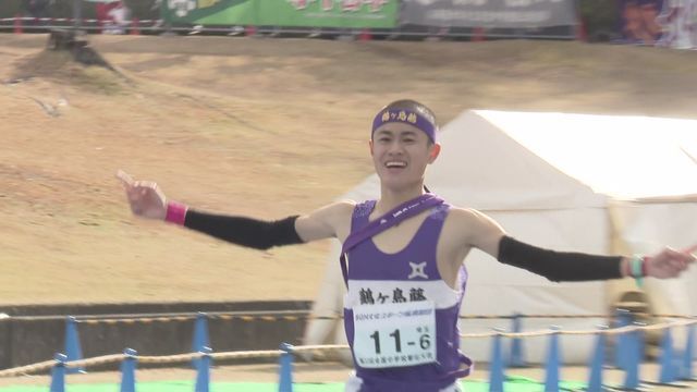 優勝のフィニッシュテープをきる埼玉・鶴ヶ島市立藤中学校の植松遼選手(3年)