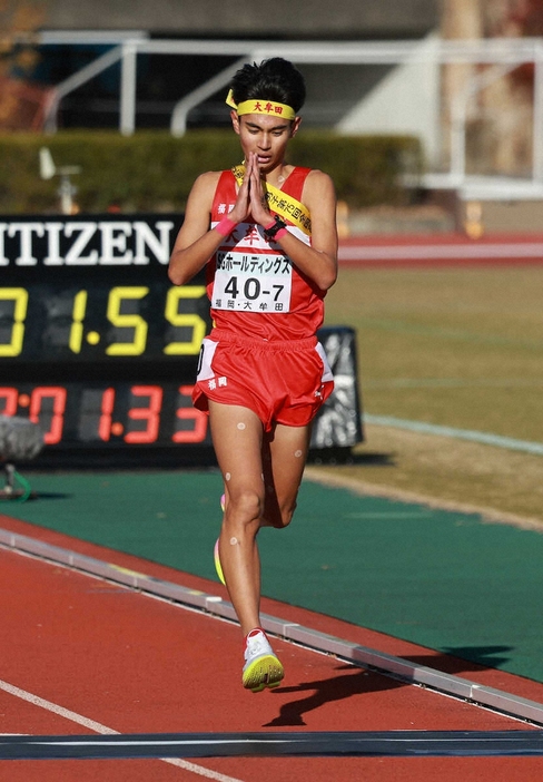 ＜全国高校駅伝　男子＞2位でゴールする大牟田・村上遵世（撮影・井垣　忠夫）