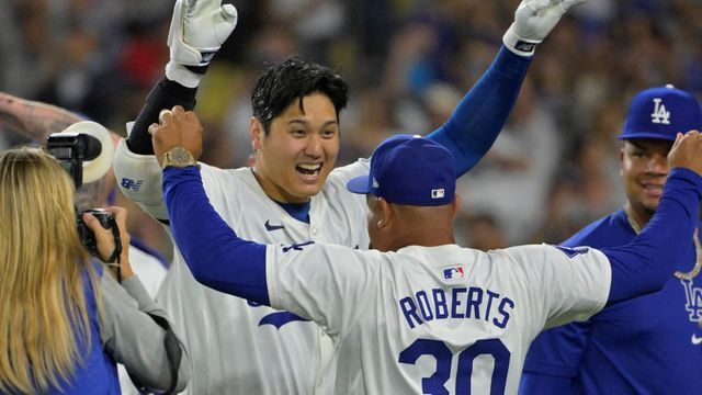 ドジャース・大谷翔平選手とロバーツ監督（写真：USA TODAY Sports/ロイター/アフロ）