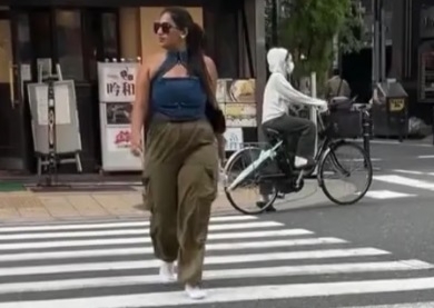 ​日本を旅行したインド人女性インフルエンサーが街の清潔さを確認するため、白い靴下だけを履いて歩いている。［写真　ＳＮＳ］