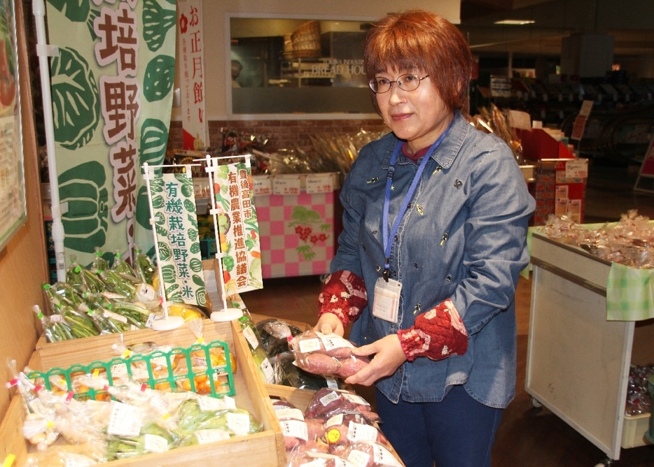 認証した「夢叶野菜」を店舗に並べる協議会メンバー＝豊後高田市内のスーパー