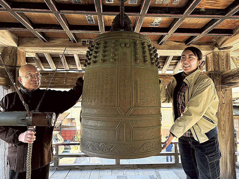 大みそかの昼間に突く鐘をPRする明徳寺の中島住職（左）と元地域おこし協力隊の佐藤さん＝伊豆市市山の明徳寺