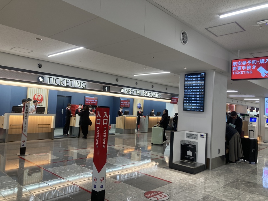 福岡空港のJALカウンター（26日午前）