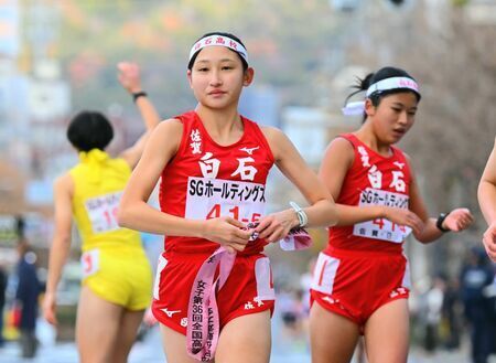 女子　白石の岩谷采音（右）から髙木咲良にたすきリレー＝４－５区中継所