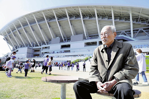 平和の大切さやスポーツの魅力を語る今西さん（広島市中区で）