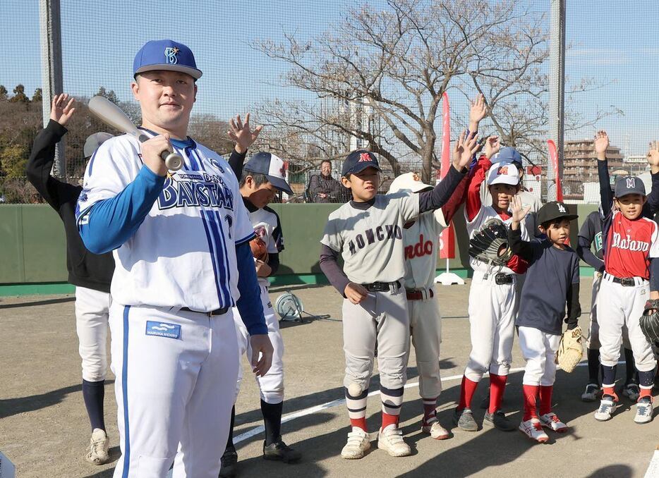 野球教室を行ったDeNA・牧秀悟（左）＝藤沢市の天神スポーツ広場野球場（撮影・荒木孝雄）