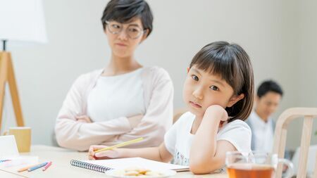 片づけなさい、挨拶しなさい、勉強しなさい…。いくら口で注意しても、親自身の行動が伴っていなかったら、子どもは戸惑ってしまいます（写真：USSIE / PIXTA）