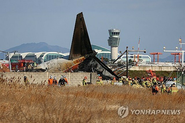 韓国南西部、全羅南道にある務安国際空港で29日午前9時7分ごろ、旅客機が胴体着陸を試みて失敗する事故が発生した。乗客乗員181人のうち2人が救助されたが、多数の死傷者が出ているもようだ＝（聯合ニュース）