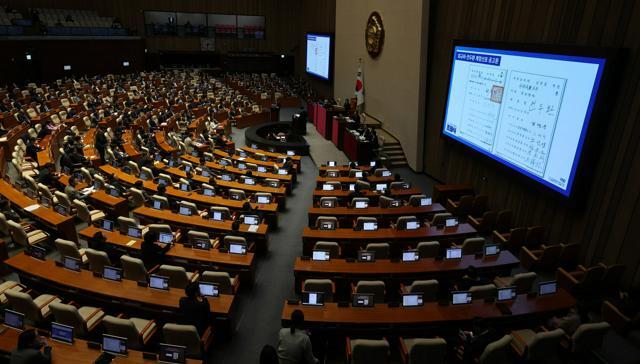 「非常戒厳」に関する質疑が行われた韓国の臨時国会=2024年12月13日、ソウル、東亜日報提供