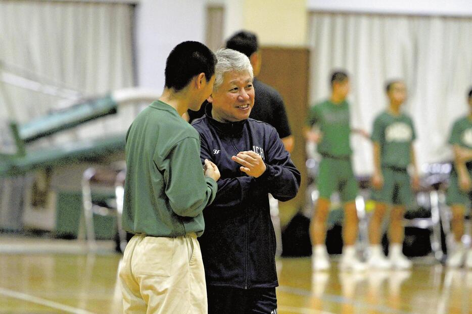 福岡第一高の体育館で指導する井手口さん（右）。30年を過ぎても指導への情熱は変わらない