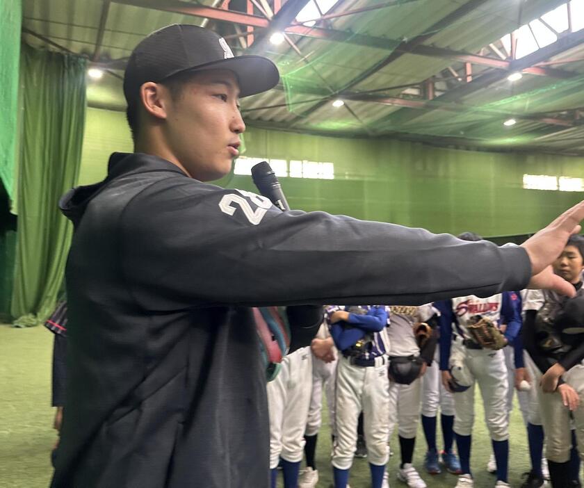 地元の北海道・苫小牧で野球教室を行ったロッテ菊地（球団提供）