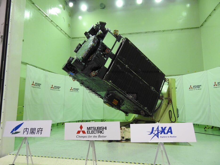 三菱電機鎌倉製作所で公開された測位衛星「みちびき」6号機（QZS-6）。2024年11月27日撮影（Credit: sorae編集部）