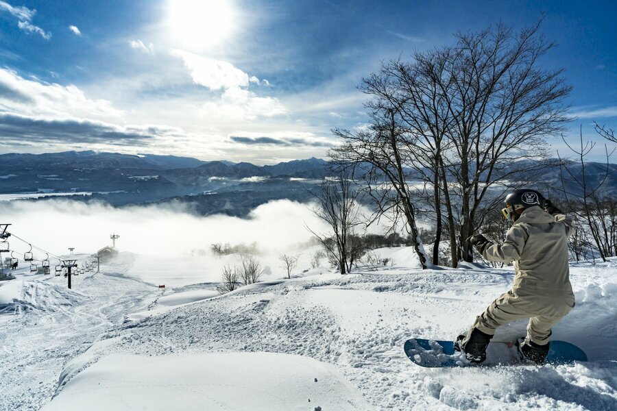 第2ペアリフト沿いの「いがぐりコース」。圧雪された斜面の両サイドには、非圧雪ゾーンがうねっています。Snowboarder：岩本さやか（撮影：杉村航）