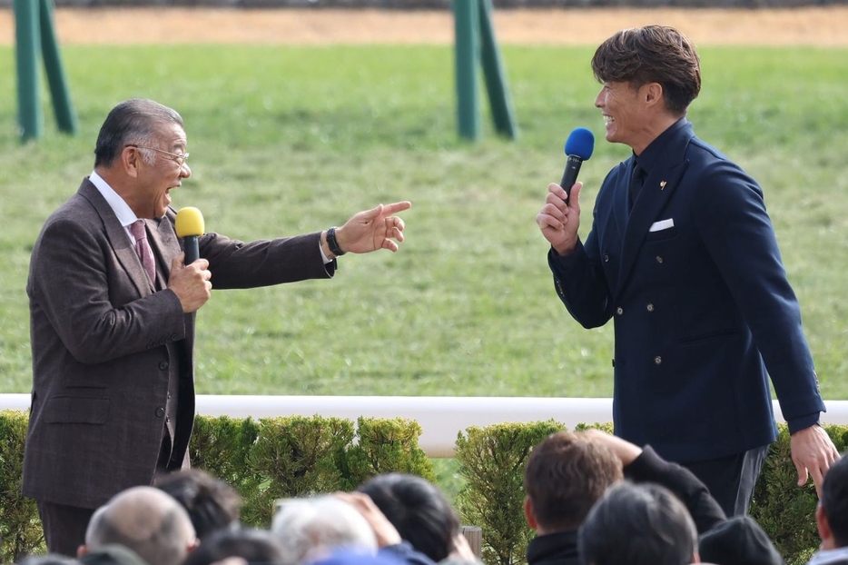 トークショーを盛り上げる掛布雅之氏（左）と糸井嘉男氏（撮影・石湯恒介）