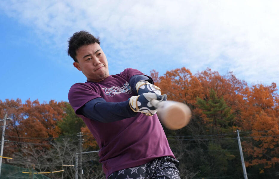 自主トレを公開し素振りをする阪神ドラ5の佐野（撮影・森本幸一）