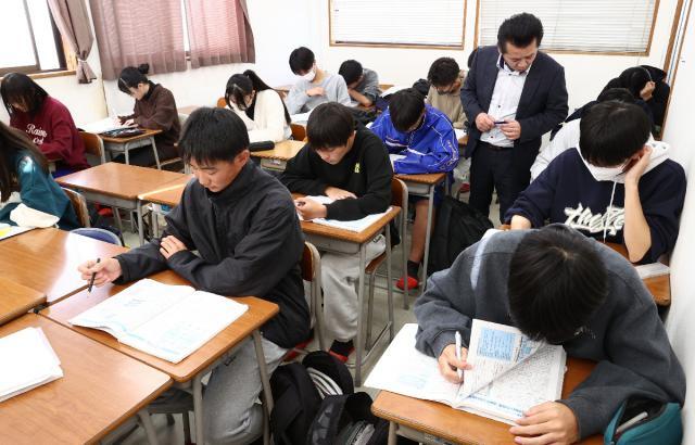 志望校合格を目指し冬休み返上で勉強に打ち込む受験生ら＝２６日午後、宮崎市・財部ゼミナール昭和校