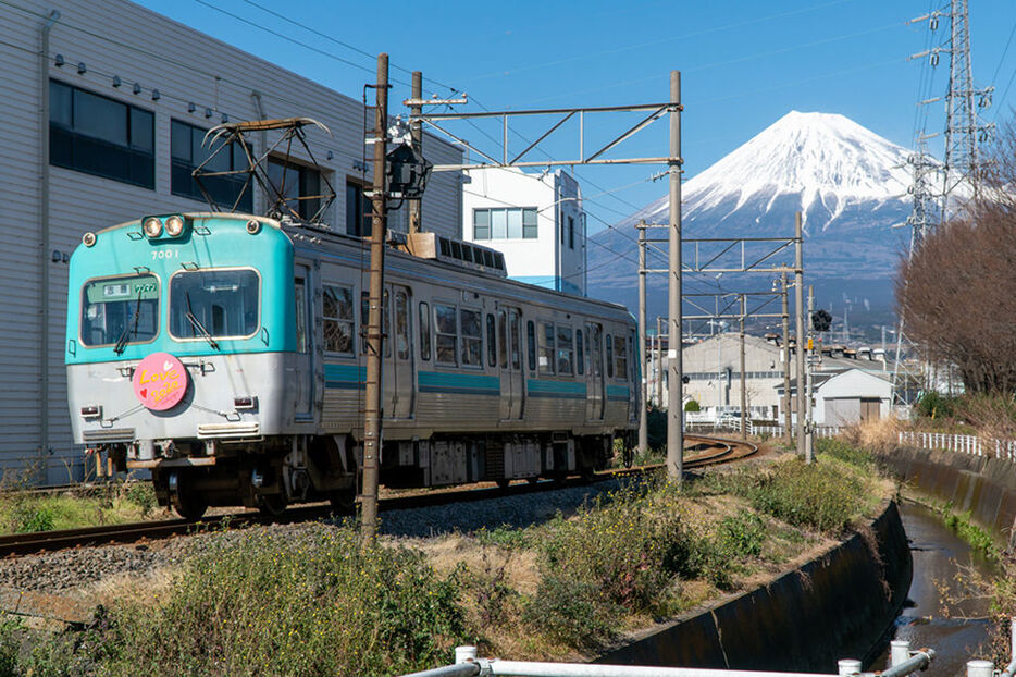 富士市の東部を走る岳南電車。存続に向け、市が応援基金創設などを検討する（同社提供）