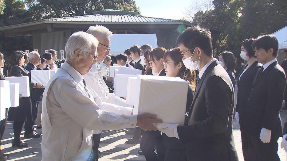 太平洋戦争の激戦地「硫黄島」遺骨引き渡し式　新たに33柱の遺骨を収集