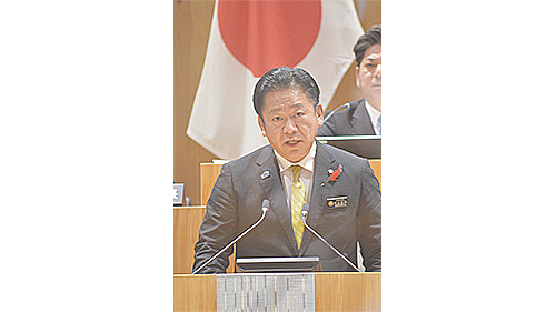 一般質問で答弁する中山市長＝13日午後、石垣市議