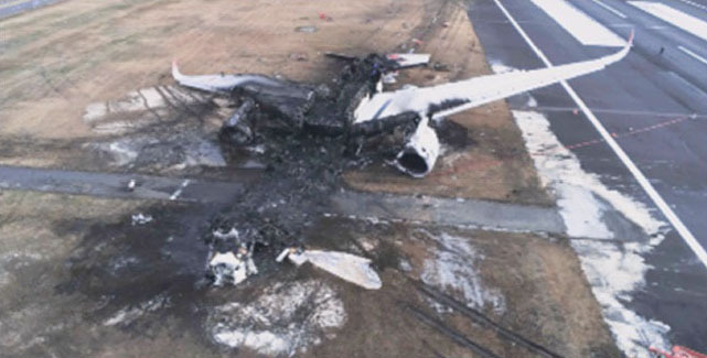 羽田空港での衝突事故で焼け焦げた日航機＝1月（運輸安全委員会提供）