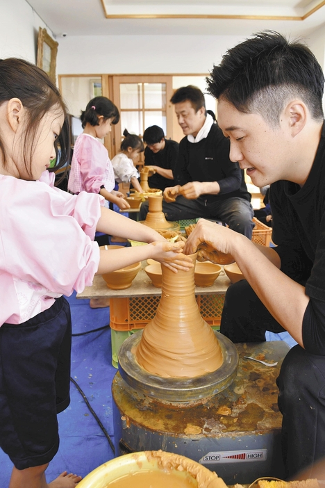 園児たちに指導する（手前から）義八さん、太田さん、政五郎さん（11月7日、福岡市東区の御幸保育園で）