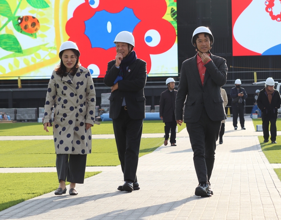 ［写真］EXPOアリーナ「Matsuri」に到着した池坊氏（左）、大﨑氏（中央）、小橋氏