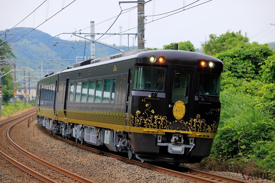 人気の観光列車「はなあかり」の走行シーン  提供：JR西日本