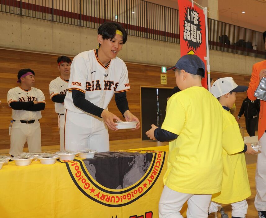 能登半島を訪問し、輪島市内の子供たちにカレーを配る泉圭輔（カメラ・相川　和寛）