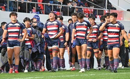 全国高校ラグビー大会2回戦で惜敗し、涙を流す佐賀工の選手たち＝東大阪市花園ラグビー場