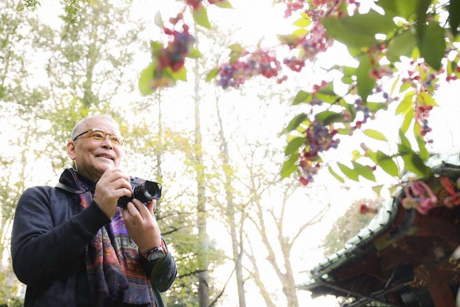 愛用のカメラで写真を撮る千昌夫（季刊『写真ライフ』/撮影:若子jet）