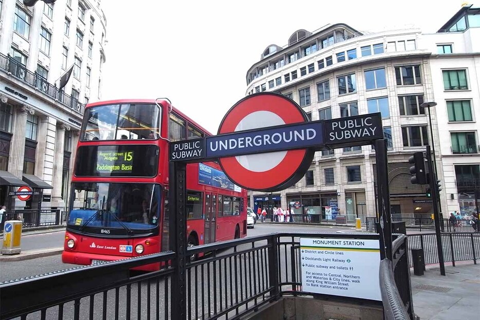 英ロンドンの地下鉄とバス（画像：写真AC）。