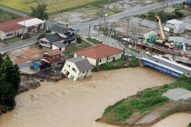 大雨の影響で傾いた住宅=2024年9月22日、石川県珠洲市、朝日新聞社機から、上田幸一撮影