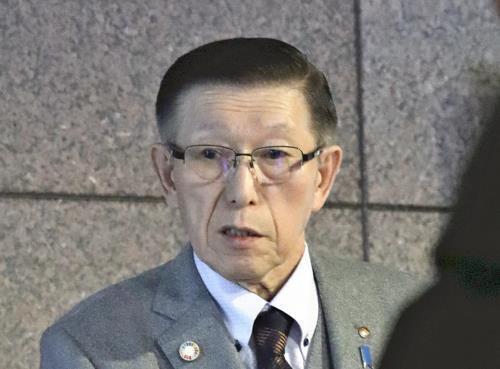 報道陣の取材に応じる佐竹知事（１８日、県議会棟で）