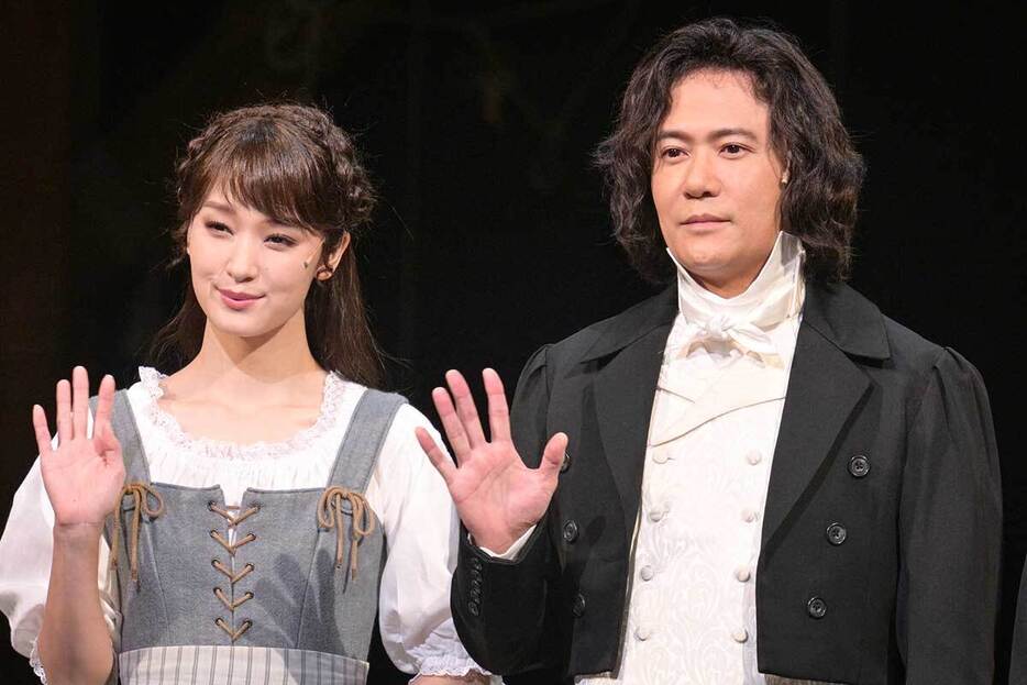 囲み取材会に出席した剛力彩芽と稲垣吾郎【写真：ENCOUNT編集部】