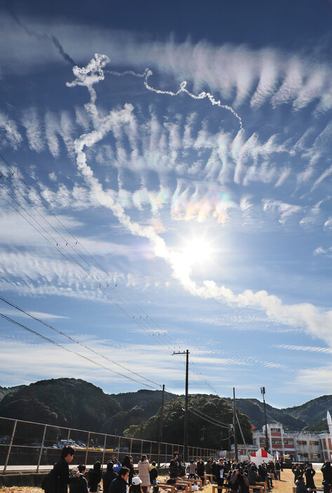 打ち上げられた小型ロケット「カイロス」２号機の煙の軌跡＝１８日午前、和歌山県