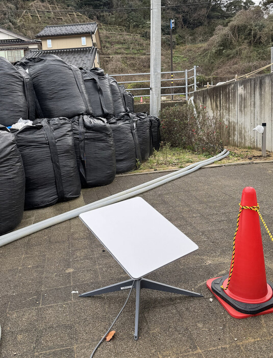 被災地の公共施設に設置された衛星通信「スターリンク」のアンテナ＝１０日、石川県珠洲市